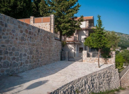Schönes Steinhaus mit Panoramablick auf das Meer in Budva, Haus mit Meerblick zum Verkauf in Montenegro, Haus in Montenegro kaufen