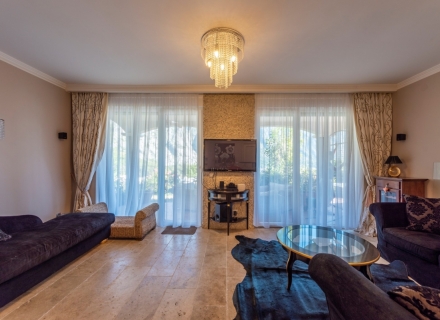 Trosobni townhouse sa bazenom u mirnom naselju u Orahovcu, prodaja kuća Crna Gora, kupiti vilu u Kotor-Bay, vila blizu mora Dobrota
