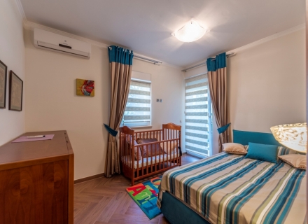 Trosobni townhouse sa bazenom u mirnom naselju u Orahovcu, Kotor-Bay kupiti kuću, Dobrota kuća prodaja