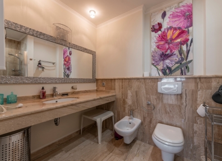 Trosobni townhouse sa bazenom u mirnom naselju u Orahovcu, Nekretnine Crna Gora, nekretnine u Crnoj Gori, Kotor-Bay prodaja kuća