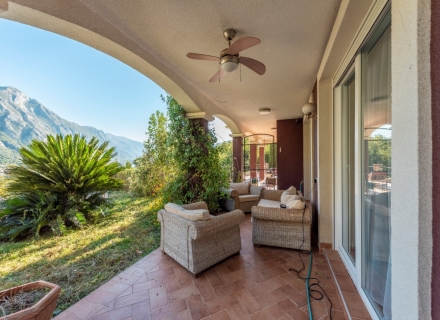 Trosobni townhouse sa bazenom u mirnom naselju u Orahovcu, kuća blizu mora Crna Gora, kuća Crna Gora prodaja, kuća Crna Gora