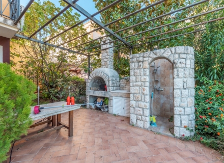 Trosobni townhouse sa bazenom u mirnom naselju u Orahovcu, Kotor-Bay kupiti kuću, Dobrota kuća prodaja