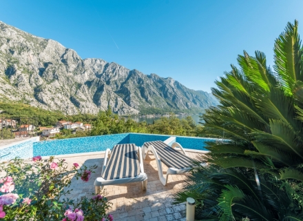 Reihenhaus mit Pool in Orahovets, Kotor, Haus mit Meerblick zum Verkauf in Montenegro, Haus in Montenegro kaufen