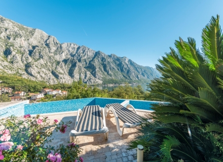 Trosobni townhouse sa bazenom u mirnom naselju u Orahovcu, prodaja kuća Crna Gora, kupiti vilu u Kotor-Bay, vila blizu mora Dobrota