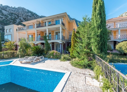 Reihenhaus mit Pool in Orahovets, Kotor, Montenegro Immobilien, Immobilien in Montenegro
