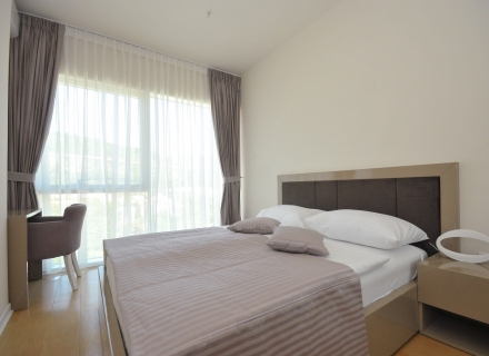 Budva'nın ön cephesinde üç yatak odalı daire 3+1, Karadağ'da garantili kira geliri olan yatırım, Becici da Satılık Konut, Becici da satılık yatırımlık ev