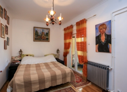 Biele'de harika bir bahçeye sahip üç katlı ev, Karadağ da satılık havuzlu villa, Karadağ da satılık deniz manzaralı villa, Baosici satılık müstakil ev