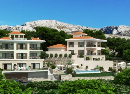 Zum Verkauf stehen zwei Luxusvillen mit einer Fläche von jeweils 600 m2 im prestigeträchtigsten Dorf an der Küste in Reževići.