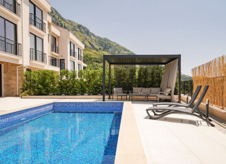 Ein Ferienhausdorf mit vier Häusern in Reževići, Haus mit Meerblick zum Verkauf in Montenegro, Haus in Montenegro kaufen