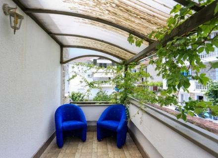 Biele'de harika bir bahçeye sahip üç katlı ev, Karadağ Villa Fiyatları Karadağ da satılık ev, Montenegro da satılık ev, Karadağ satılık villa