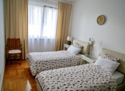 Apartment mit zwei Schlafzimmern in einem Komplex mit Pool am Strand, Wohnungen in Montenegro kaufen, Wohnungen zur Miete in Dobrota kaufen