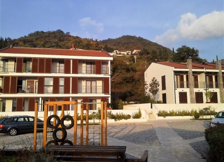 Kapalı yeni kompleks, plaja sadece 300 metre, Porto Montenegro'ya 950 metre mesafede yer almaktadır.