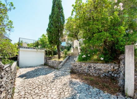 Lustica Krasici köyünde yüzme havuzlu panoramik lüks villa, Lustica Peninsula satılık müstakil ev, Lustica Peninsula satılık villa