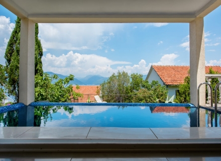 Lustica Krasici köyünde yüzme havuzlu panoramik lüks villa, Karadağ satılık ev, Karadağ satılık müstakil ev, Karadağ Ev Fiyatları