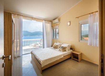 Panoramska luksuzna vila sa bazenom u selu Krašići, Luštica, prodaja kuća Crna Gora, kupiti vilu u Lustica Peninsula, vila blizu mora Krasici