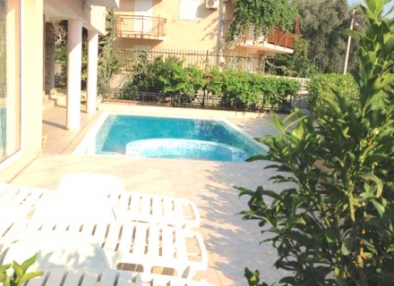 Becici'de Lüks Villa, Karadağ da satılık havuzlu villa, Karadağ da satılık deniz manzaralı villa, Becici satılık müstakil ev