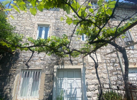 Kamena kuca sa pogledom na more u blizini plaze, prodaja kuća Crna Gora, kupiti vilu u Kotor-Bay, vila blizu mora Dobrota