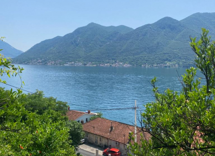 Kamena kuca sa pogledom na more u blizini plaze, Nekretnine Crna Gora, nekretnine u Crnoj Gori, Kotor-Bay prodaja kuća