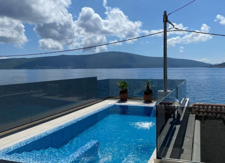 Prelijepa vila na prvoj liniji do mora, prodaja kuća Crna Gora, kupiti vilu u Region Tivat, vila blizu mora Bigova