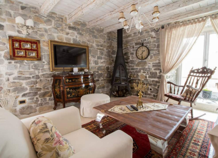 Prelijepa vila na prvoj liniji do mora, prodaja kuća Crna Gora, kupiti vilu u Region Tivat, vila blizu mora Bigova