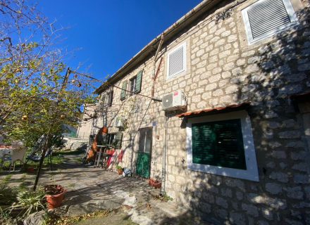 Satılık - Dobrota, Kotor'da muhteşem konuma sahip eski taş ev.
