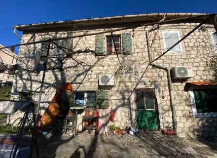 Deniz manzaralı taş ev ve bir obje daha için büyük arsa, Karadağ da satılık havuzlu villa, Karadağ da satılık deniz manzaralı villa, Dobrota satılık müstakil ev