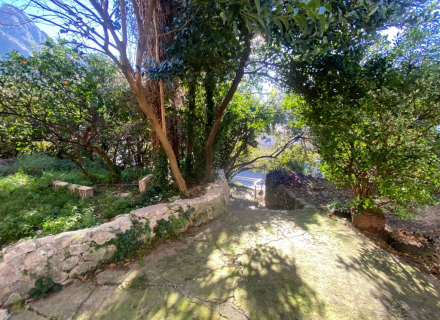 Deniz manzaralı taş ev ve bir obje daha için büyük arsa, Dobrota satılık müstakil ev, Dobrota satılık müstakil ev, Kotor-Bay satılık villa