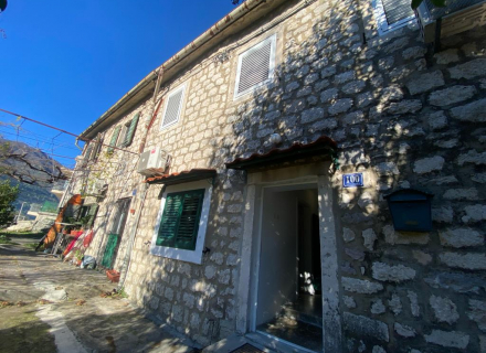 Deniz manzaralı taş ev ve bir obje daha için büyük arsa, Kotor-Bay satılık müstakil ev, Kotor-Bay satılık villa