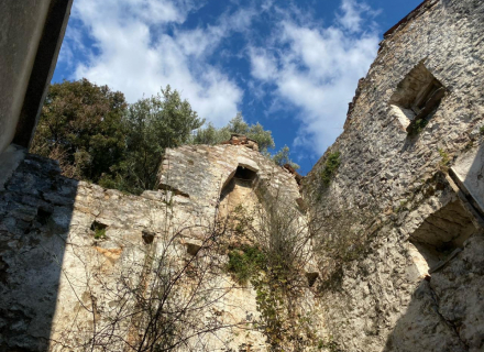 Kamena kuca sa velikim placem za gradnju, prodaja kuća Crna Gora, kupiti vilu u Herceg Novi, vila blizu mora Baosici