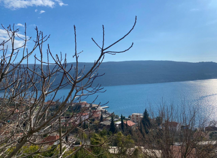 Kamena tradicionalna kuca, sa tri nivoa- osnove 30m2, kamenom poplocane terase prema moru, i panoramskim pogledom na more i zaliv.