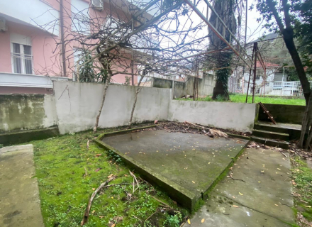 Stan za rekonstrukciju na dobroj lokaciji u Đenovićima, prodaja stana u Baosici, kupovina kuće u Crnoj Gori, kupovina stana na moru u Crnoj Gori