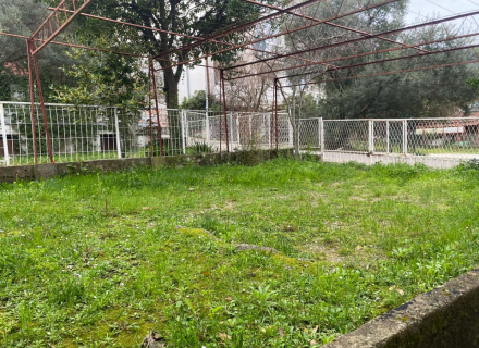 Stan za rekonstrukciju na dobroj lokaciji u Đenovićima, kupoviti stan u Baosici, prodaja kuće u Herceg Novi, kupiti stan u Crnoj Gori