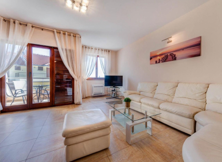 Willkommen in Ihrem Traumhaus in Kamenari! Dieses geräumige, 127 m² große Apartment bietet die perfekte Mischung aus Komfort und Luxus.