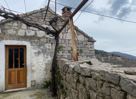 Entdecken Sie die außergewöhnliche Gelegenheit dieses großartigen Projekts zum Verkauf in Herceg Novi mit Panoramablick auf das Meer und einem weitläufigen Grundstück von 1800 m²! Diese Immobilie besteht aus insgesamt fünf Häusern mit einer Gesamtfläche von ca.