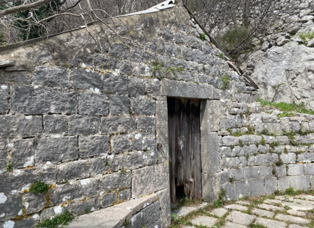 Fünf Steinruinen zum Verkauf mit fantastischem Potenzial für ein Minihotel mit Meerblick, Villa in Herceg Novi kaufen, Villa in der Nähe des Meeres Baosici