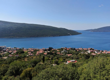 Entdecken Sie eine außergewöhnliche Investitionsmöglichkeit an einem der begehrtesten Orte an der montenegrinischen Küste, in der Nähe des prestigeträchtigen Porto Novi.