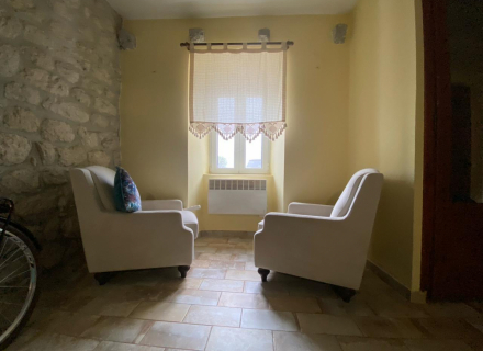 Prcanj'da ilk sıradaki taş ev, Kotor-Bay satılık müstakil ev, Kotor-Bay satılık villa