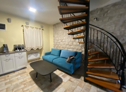 Prcanj'da ilk sıradaki taş ev, Karadağ da satılık havuzlu villa, Karadağ da satılık deniz manzaralı villa, Dobrota satılık müstakil ev