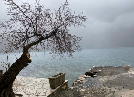 Prcanj'da ilk sıradaki taş ev, Kotor-Bay satılık müstakil ev, Kotor-Bay satılık müstakil ev