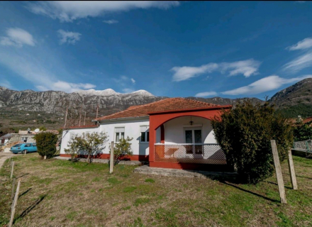 Charmantes Haus zum Verkauf in Zelenika mit Garage und Lovely, Montenegro Immobilien, Immobilien in Montenegro
