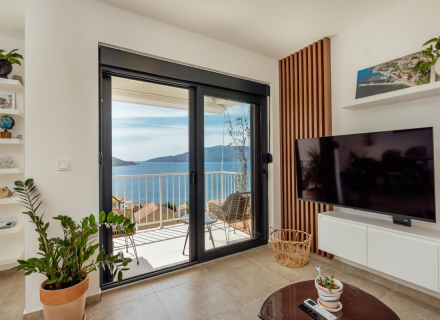 Atemberaubendes Apartment mit Meerblick in Kumbor

An der malerischen Küste von Kumbor gelegen, bietet dieses exquisite Apartment eine unvergleichliche Gelegenheit, das Küstenleben in seiner schönsten Form zu genießen.