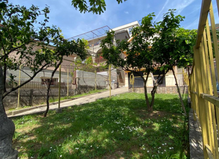 Kuća sa velikim dvorištem u blizini PortoNovog, prodaja kuća Crna Gora, kupiti vilu u Herceg Novi, vila blizu mora Baosici