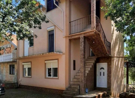 Tivat'ta satılık ev, mülk güzel bir bölgede yer almaktadır.