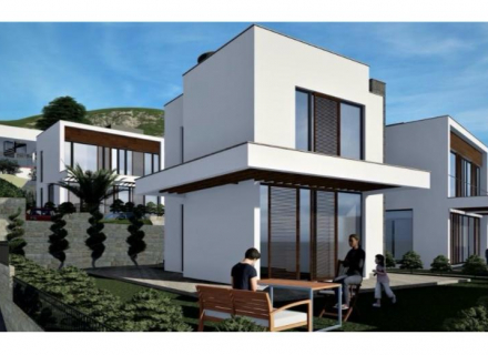 Der Komplex verfügt über einen mit dem Auto erreichbaren Infinity-Pool, der sich zu einem schönen Garten öffnet, sowie einen privaten Pool mit Safe und einer möblierten Terrasse.