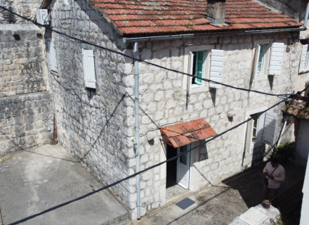 Kamena kuća 100 metara od mora u Perastu, prodaja kuća Crna Gora, kupiti vilu u Kotor-Bay, vila blizu mora Dobrota