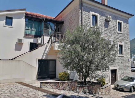 Top-Angebot – zwei Häuser mit Gewerbefläche und Grundstück in erster Linie, Montenegro Immobilien, Immobilien in Montenegro
