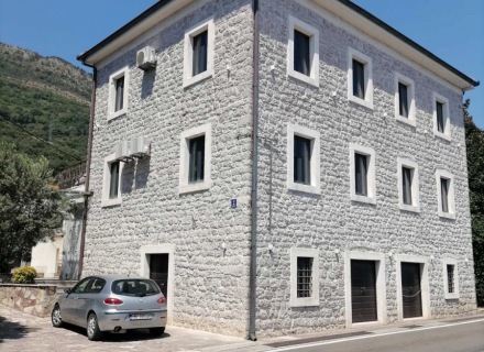 Top-Angebot – zwei Häuser mit Gewerbefläche und Grundstück in erster Linie, Haus in der Nähe des Meeres Montenegro, Haus Kaufen in Herceg Novi