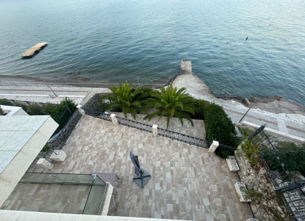 auto_awesome Translate from: English 713 / 5,000 Zu verkaufen: Atemberaubende Villa mit 4 Schlafzimmern in Krasici, Tivat – erste Meereslinie mit Meerblick, Montenegro Immobilien, Immobilien in Montenegro