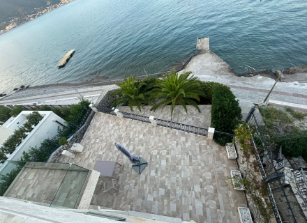 auto_awesome Translate from: English 713 / 5,000 Zu verkaufen: Atemberaubende Villa mit 4 Schlafzimmern in Krasici, Tivat – erste Meereslinie mit Meerblick, Region Tivat Hausverkauf, Bigova Haus kaufen, Haus in Montenegro kaufen