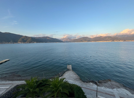 auto_awesome Translate from: English 713 / 5,000 Zu verkaufen: Atemberaubende Villa mit 4 Schlafzimmern in Krasici, Tivat – erste Meereslinie mit Meerblick, Haus mit Meerblick zum Verkauf in Montenegro, Haus in Montenegro kaufen